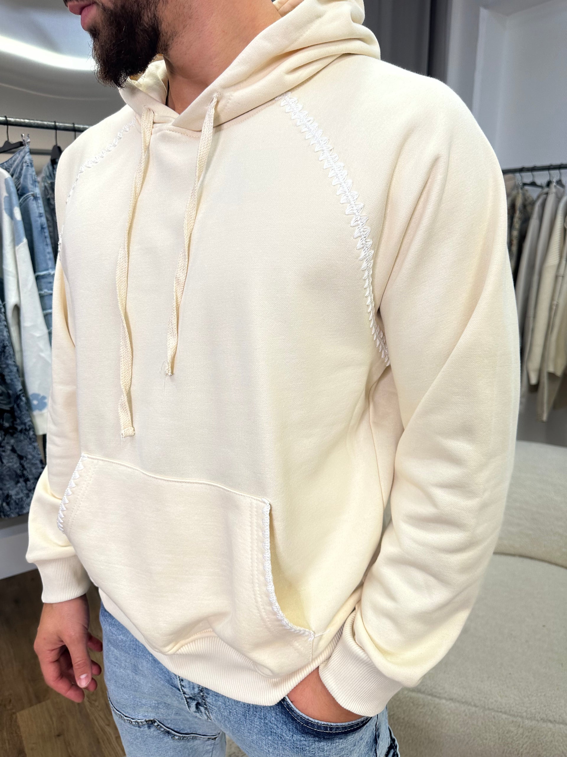 Sweat avec broderie crème