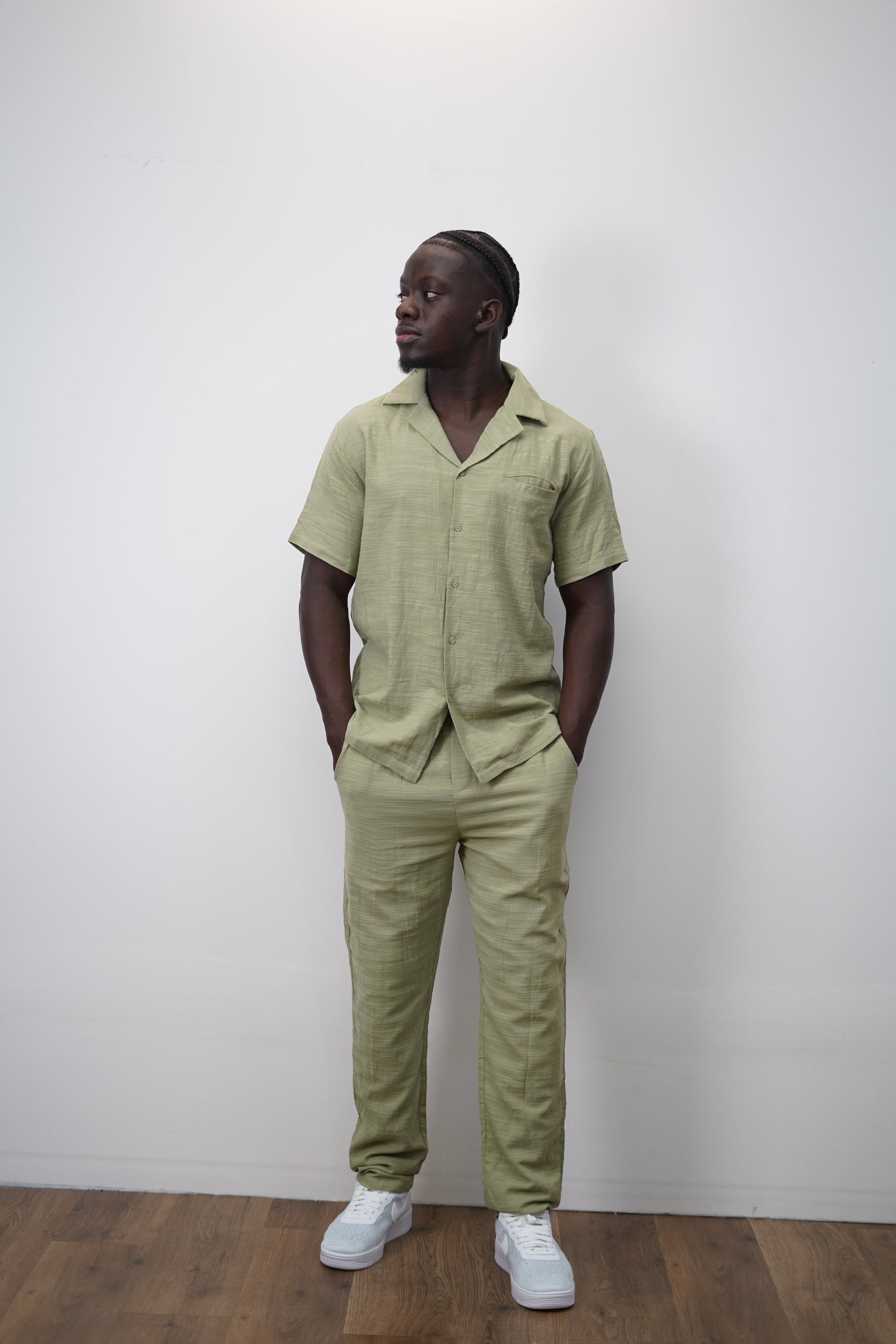 Ensemble en lin kaki